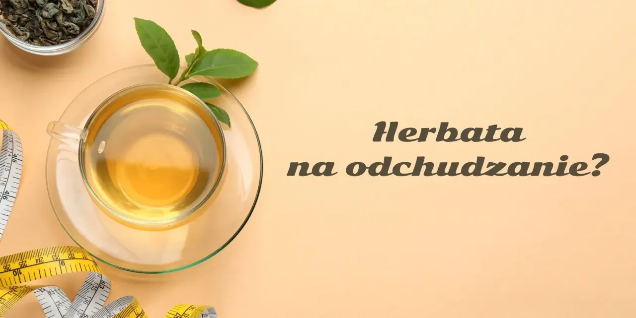 Zielona herbata na odchudzanie? Filiżanka naparu, liście i miarka krawiecka sugerują wsparcie w procesie redukcji wagi.