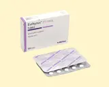 Opakowanie Euthyrox 75 mcg i blister z tabletkami. Lek ten pomaga w leczeniu niedoczynności tarczycy, łagodząc bóle mięśni.