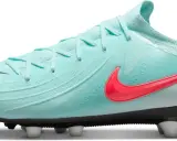 Turkusowe korki Nike z jaskrawym logo, idealne na jakie korki na orlik. Gotowe do gry!