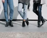 Trzy pary butów do jeansów: czarne botki na obcasie, zamszowe botki na grubej podeszwie i eleganckie czarne sztyblety.