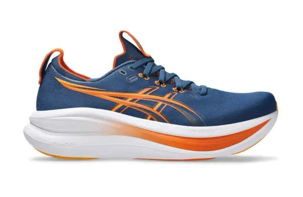 Granatowe buty do biegania z pomarańczowymi akcentami, idealne na maraton. Lekkie i amortyzujące, zapewnią komfort na długich dystansach.