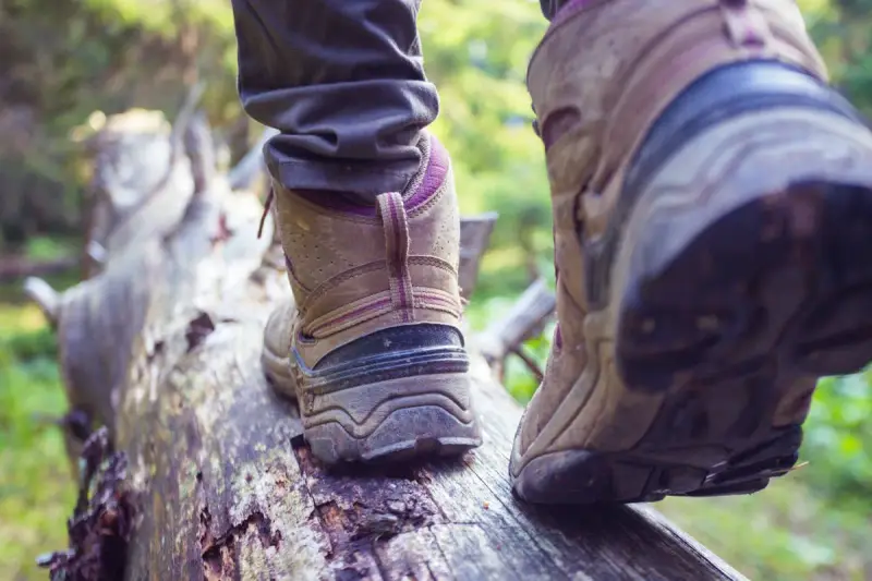 Idąc po powalonym drzewie, zastanawiasz się, czy buty trekkingowe powinny być większe, by zapewnić lepszą przyczepność i komfort.